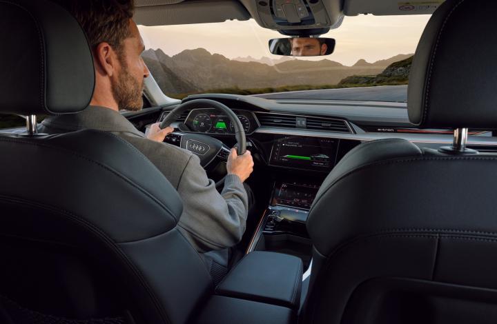 AUDI_Q8